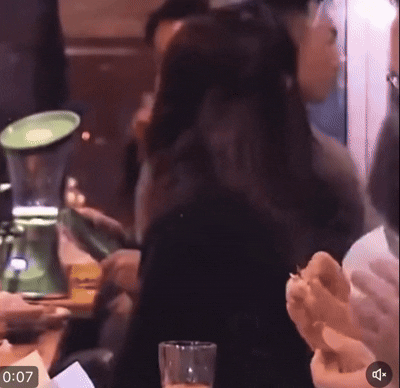 [뉴시스]치킨 발라 먹는 이재용 삼성전자 회장. (영상 = X 캡처) *재판매 및 DB 금지 *재판매 및 DB 금지