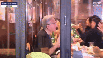 [뉴시스]치킨을 먹고 손가락을 빠는 젠슨 황. (영상 = MBC 캡처)  *재판매 및 DB 금지 *재판매 및 DB 금지