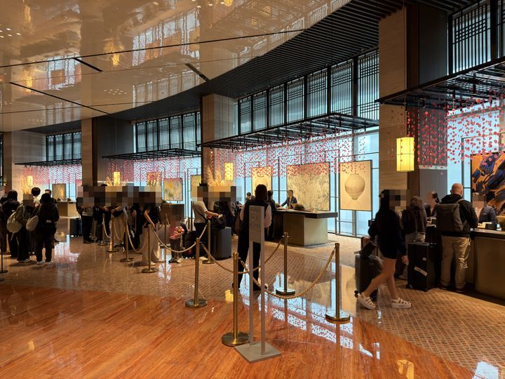 [제주=뉴시스] 김민성 기자 = 지난달 31일 오후 2시께 제주 드림타워를 찾은 외국인 관광객들이 체크인을 기다리고 있다.2025.10.31. kms@newsis.com. *재판매 및 DB 금지