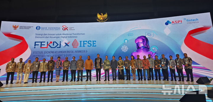 [서울=뉴시스]KB국민은행은 '2025년 인도네시아 디지털금융페스티벌(FEDKI)'에서 한국·인도네시아 간 QR결제서비스를 첫 시연했다고 31일 밝혔다. (사진=KB국민은행 제공). 2025.10.31. photo@newsis.com 