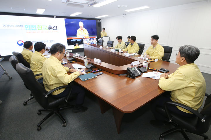 [서울=뉴시스] 방송미디어통신위원회가 31일 오후 정부과천청사에서 2025 재난대응 안전한국훈련 일환으로 방송재난 대응 합동 훈련을 실시하고 있다. (사진=방미통위 제공) 2025.10.31. photo@newsis.com *재판매 및 DB 금지