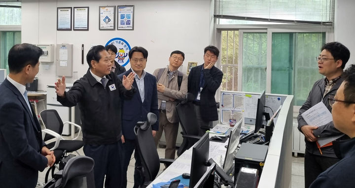 [서울=뉴시스] 김용석 국토교통부 대도시권 광역교통위원장이 31일 인천 검단지역을 방문해 인천 검단신도시 광역교통개선대책, 계양역 혼잡관리 대책 등을 점검하고 있다. 2025.10.31. (사진=국토부 대광위 제공) photo@newsis.com *재판매 및 DB 금지