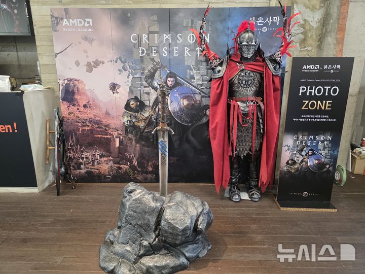 [서울=뉴시스]오동현 기자 = 펄어비스가 AMD와 함께 11월 1일까지 서울 홍익대학교 인근 'DRC 홍대'에서 신작 '붉은사막' 팝업스토어를 운영한다. 2025.10.31. odong85@newsis.com