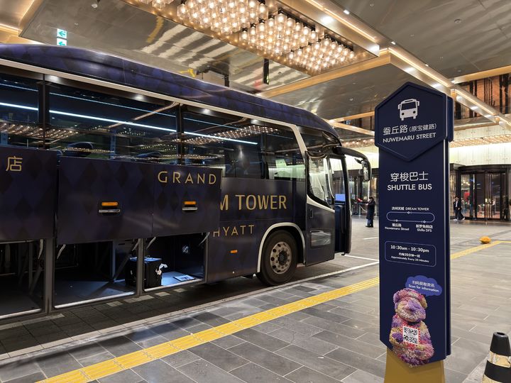 [제주=뉴시스] 김민성 기자 = 제주 드림타워와 제주공항을 오가는 셔틀버스 모습. 2025.10.31. kms@newsis.com. *재판매 및 DB 금지