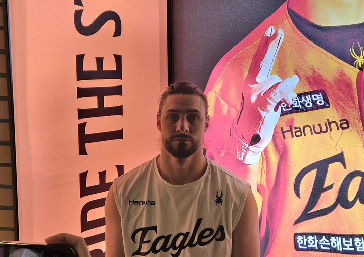 [대전=뉴시스] 문채현 기자 = 프로야구 한화 이글스의 라이언 와이스가 31일 대전 한화생명볼파크에서 열리는 2025 신한 쏠뱅크 KBO 포스트시즌 KS 5차전 LG 트윈스와의 원정 경기를 앞두고 취재진을 만나 인터뷰를 하고 있다. 2025.10.31. dal@newsis.com *재판매 및 DB 금지