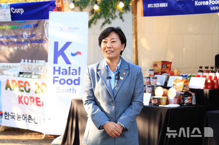 [세종=뉴시스]송미령 농림축산식품부 장관이 지난달 31일 아시아태평양경제협력체(APEC) 정상회의 현장을 찾아 'K-푸드 스테이션'을 방문해 전통다과와 할랄식품을 체험하는 참가자들과 소통하고 있다. (사진=농식품부 제공) 2025.10.31. 