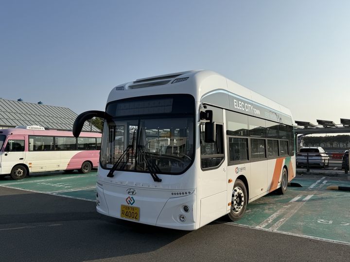 [양양=뉴시스] 양양군이 첫 도입해 운행을 시작한 친환경 전기 저상버스.(사진=양양군 제공)photo@newsis.com *재판매 및 DB 금지