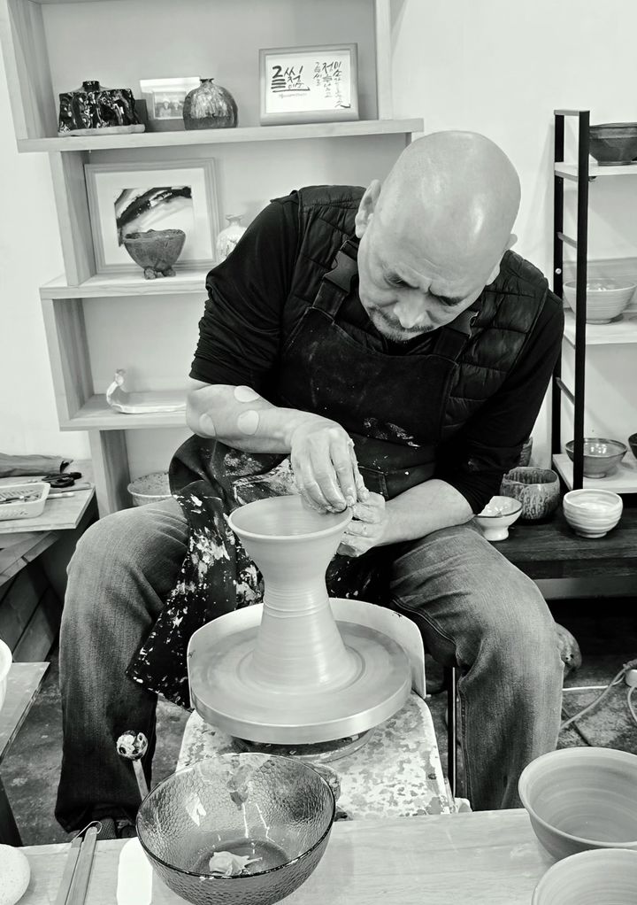 [제주=뉴시스] 도예가 양경식의 작업 모습. (사진=갤러리 이호 제공). 2025.10.31. photo@newsis.com *재판매 및 DB 금지