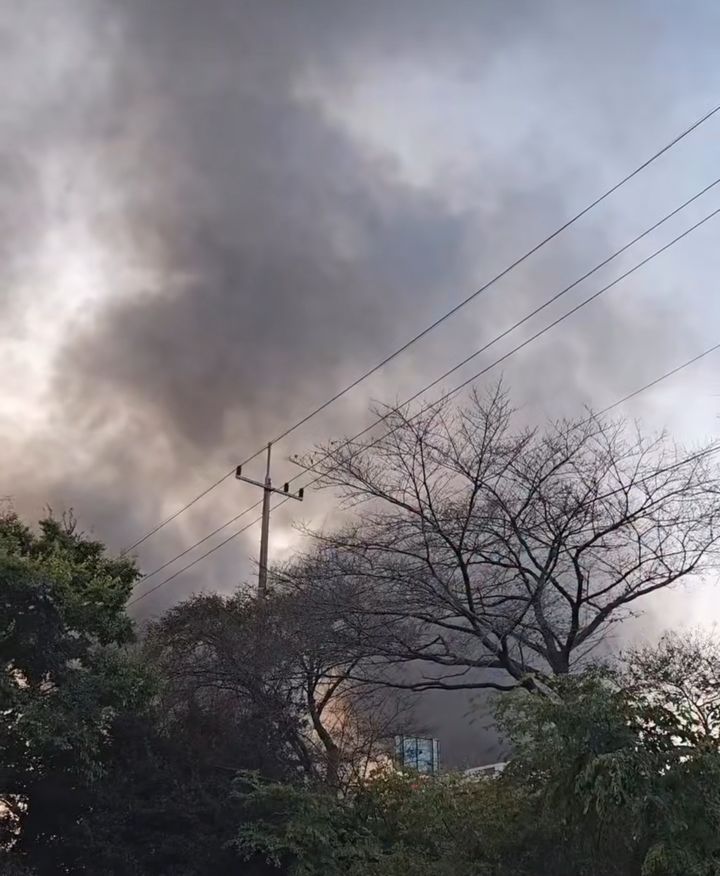 [광주=뉴시스] 31일 오후 4시33분께 광주 서구 덕흥동 한 폐기물업체에서 불이 나 일대에 연기가 자욱한 모습. (사진 = SNS 갈무리 캡처) 2025.10.31. photo@newsis.com *재판매 및 DB 금지