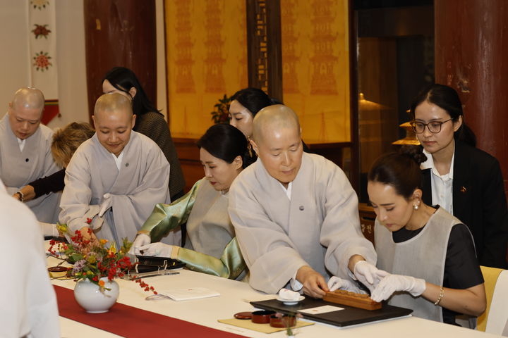 [서울=뉴시스] 31일 경주 불국사에서 김혜경 여사를 비롯해 APEC 정상회의에 참석한 정상 배우자들이 진관사 스님들이 준비한 다식 만들기 체험을 하고 있다. (사진=대한불교조계종 제공) 2025.1031. photo@newsis.com *재판매 및 DB 금지