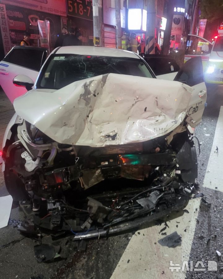 [인천=뉴시스] 31일 오전 인천 부평구 부평동 한 도로에서 승용차와 택시가 정면충돌해 3명이 다쳤다. 사진은 사고로 파손된 택시 모습. (사진=인천소방본부 제공) 2025.10.31. photo@newsis.com