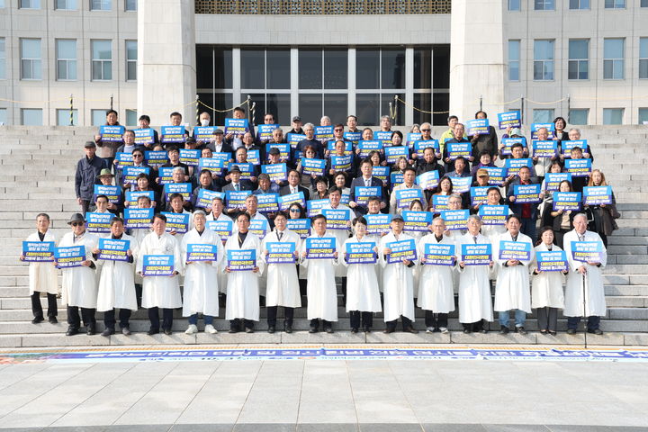 [정읍=뉴시스] 31일 동학농민혁명의 정신과 명칭의 헌법 전문 명시를 촉구하는 정읍시와 전국 동학농민혁명 단체, 관련 학계, 시민단체 등의 관계자들이 손피켓과 함께 목소리를 내고 있다. *재판매 및 DB 금지