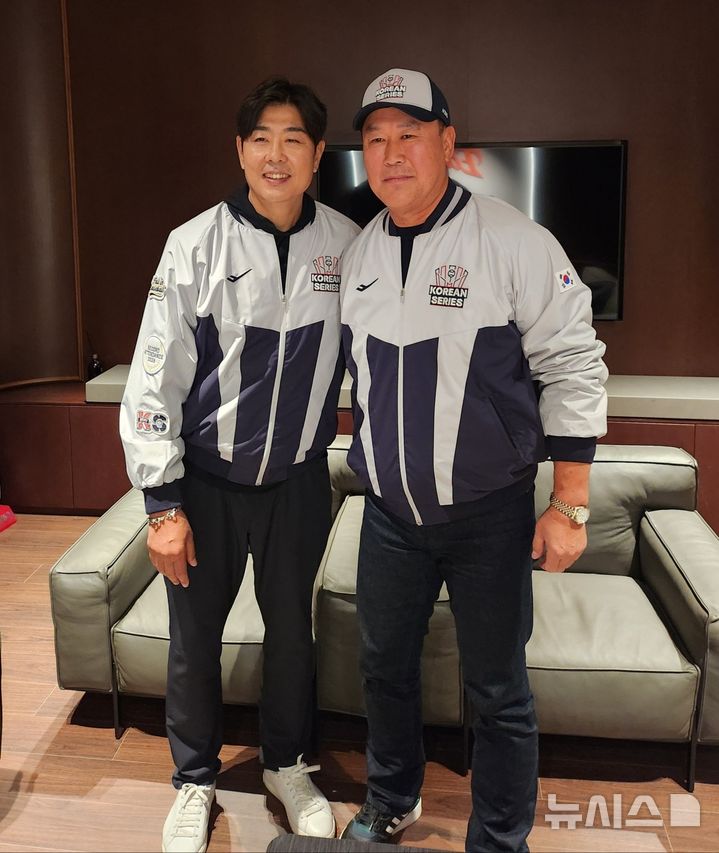 [대전=뉴시스] 박윤서 기자 = KBO 포스트시즌 한국시리즈 5차전 시구, 시타에 나선 정민철(왼쪽), 장종훈