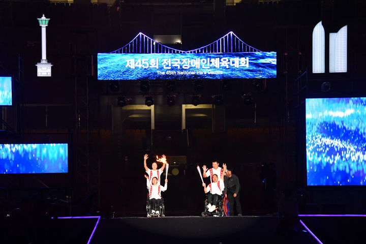 [부산=뉴시스]문화체육관광부가 후원하고 대한장애인체육회가 주최, 부산시, 부산시교육청, 부산시장애인체육회가 공동으로 주관하는 제45회 전국장애인체육대회가 31일 오후 부산 연제구 아시아드주경기장에서 개회식을 갖고 6일간의 열전에 들어간다.장애인체전은 11월5일까지 부산시 일원에서 열린다. 전국 17개 시도 선수단 총 9805명(선수 6106명, 임원 및 관계자 3699명)이 참가하며 총 31개에서 선수부와 동호인부로 나눠 진행한다. (사진=부산시 제공) 2025.10.31. photo@newsis.com *재판매 및 DB 금지