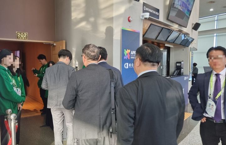 [경주=뉴시스]이지용 기자 = 31일 오후 경북 경주 예술의전당에서 열린 젠슨 황 엔비디아 최고경영자(CEO)의 특별세션을 듣기 위해 기업인들이 줄을 서고 있다. 2025.10.31. leejy5223@newsis.com *재판매 및 DB 금지