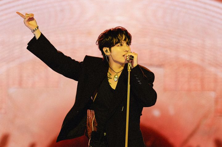 [인천=뉴시스] 글로벌 슈퍼 그룹 '방탄소년단'(BTS) 정국이 팀 동료 진(JIN·김석진)이 31일 인천 미추홀구 인천문학경기장 주경기장에서 펼친 첫 솔로 팬콘서트 앙코르 '#런석진_이피.투어_앙코르(RUNSEOKJIN_EP.TOUR_ENCORE)'에 게스트로 나와 '스탠딩 넥스트 투 유'를 부르고 있다. (사진 = 빅히트 뮤직 제공) 2025.10.31. photo@newsis.com *재판매 및 DB 금지