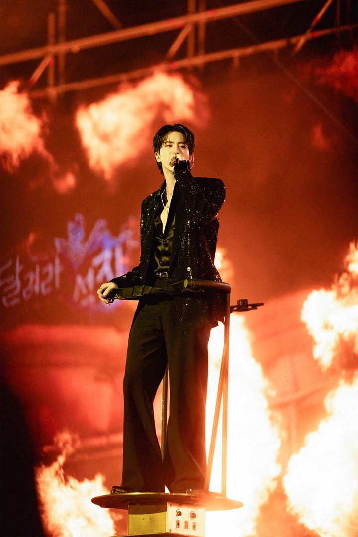 [인천=뉴시스] 글로벌 슈퍼 그룹 '방탄소년단'(BTS) 진(JIN·김석진)이 31일 인천 미추홀구 인천문학경기장 주경기장에서 펼친 첫 솔로 팬콘서트 앙코르 '#런석진_이피.투어_앙코르(RUNSEOKJIN_EP.TOUR_ENCORE)'를 펼치고 있다. (사진 = 빅히트 뮤직 제공) 2025.10.31. photo@newsis.com *재판매 및 DB 금지