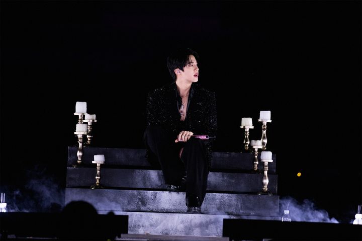 [인천=뉴시스] 글로벌 슈퍼 그룹 '방탄소년단'(BTS) 진(JIN·김석진)이 31일 인천 미추홀구 인천문학경기장 주경기장에서 펼친 첫 솔로 팬콘서트 앙코르 '#런석진_이피.투어_앙코르(RUNSEOKJIN_EP.TOUR_ENCORE)'를 펼치고 있다. (사진 = 빅히트 뮤직 제공) 2025.10.31. photo@newsis.com *재판매 및 DB 금지