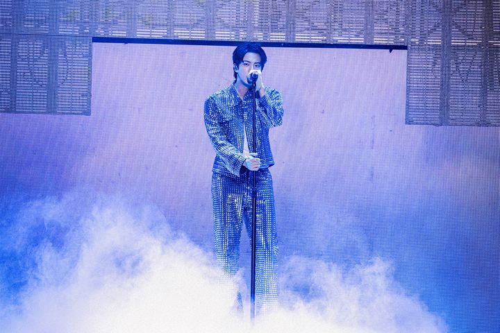 [인천=뉴시스] 글로벌 슈퍼 그룹 '방탄소년단'(BTS) 진(JIN·김석진)이 31일 인천 미추홀구 인천문학경기장 주경기장에서 펼친 첫 솔로 팬콘서트 앙코르 '#런석진_이피.투어_앙코르(RUNSEOKJIN_EP.TOUR_ENCORE)'를 펼치고 있다. (사진 = 빅히트 뮤직 제공) 2025.10.31. photo@newsis.com *재판매 및 DB 금지