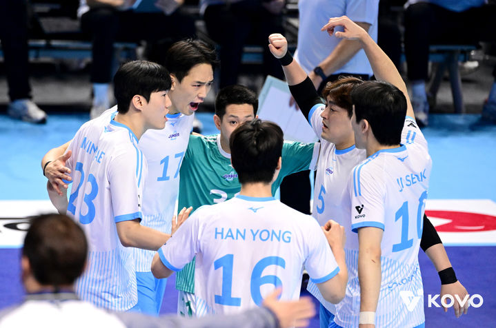 [서울=뉴시스] 남자배구 대한항공 선수들이 31일 인천계양체육관에서 열린 진에어 2025~2026 V-리그 남자부 경기에서 우리카드를 상대로 득점에 성공한 뒤 기뻐하고 있다. (사진=KOVO 제공) 2025.10.31. *재판매 및 DB 금지