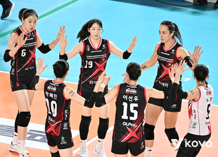 [서울=뉴시스] 여자배구 정관장 선수들이 31일 대전충무체육관에서 열린 진에어 2025~2026 V-리그 여자부 경기에서 IBK기업은행을 상대로 득점에 성공한 뒤 기뻐하고 있다. (사진=KOVO 제공) 2025.10.31. *재판매 및 DB 금지