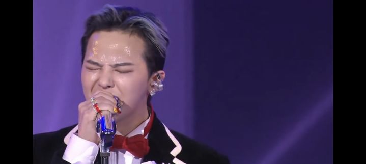 [서울=뉴시스] 그룹 '빅뱅' 멤버 겸 솔로가수 지드래곤이 31일 경북 경주 라한셀렉트호텔 대연회장에서 열린 '2025 아시아태평양경제협력체(APEC) 정상회의' 환영 만찬에서 공연하고 있다. 그는 K-팝 아티스트 중 유일하게 해당 만찬에 초대됐는데 그의 공연은 만찬의 화룡점정이었다. (사진 = 유튜브 캡처) 2025.10.31. photo@newsis.com *재판매 및 DB 금지