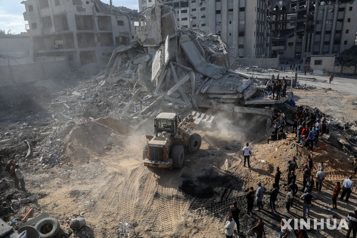 [가자시티=신화/뉴시스] 지난달 29일(현지 시간) 가자지구 가자시티에서 주민들이 이스라엘 공습으로 파괴된 가옥의 피해 상황을 살피고 있다. 가자지구 평화 구상을 논의하기 위한 이슬람 외무장관회의가 3일 튀르키예 이스탄불에서 열릴 예정이다. 2025.11.02.