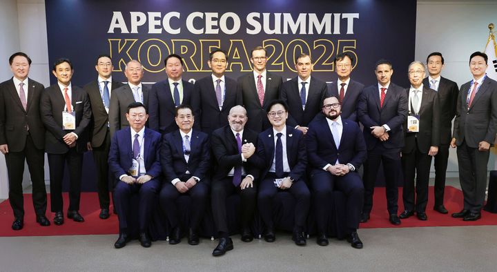 [서울=뉴시스] 김정관 산업통상부 장관이 지난 29일 경북 경주시 예술의 전당에서 열린 '서밋 비즈니스 라운드테이블'에 참석해 하워드 러트닉 미국 상무부 장관과 이재용 삼성전자 회장, 정의선 현대자동차그룹 회장, 최태원 SK 회장 등 국내 주요기업 CEO 등과 기념촬영 하고 있다. (사진=산업통상부 제공) 2025.10.31. photo@newsis.com *재판매 및 DB 금지