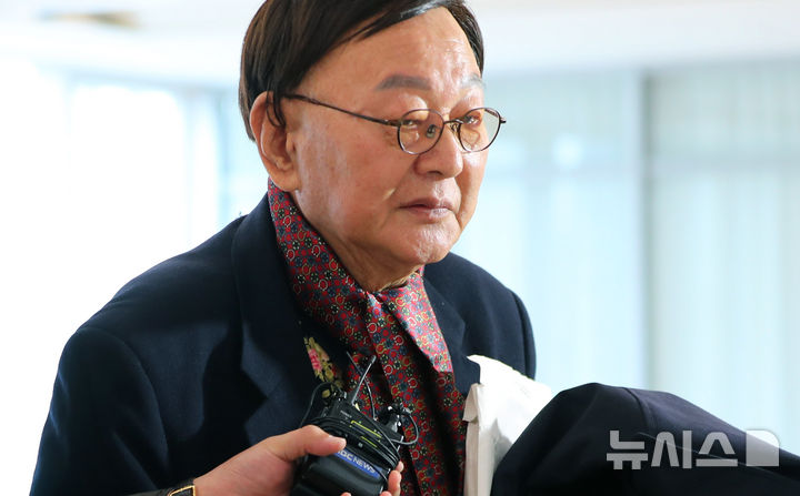 [서울=뉴시스] 김혜진 기자 = 김건희 여사 모친 최은순씨 측근 김충식씨가 31일 오전 서울 종로구 KT광화문빌딩 웨스트에 마련된 김건희 특검 사무실에 피의자 신분으로 출석하고 있다. 2025.10.31. jini@newsis.com