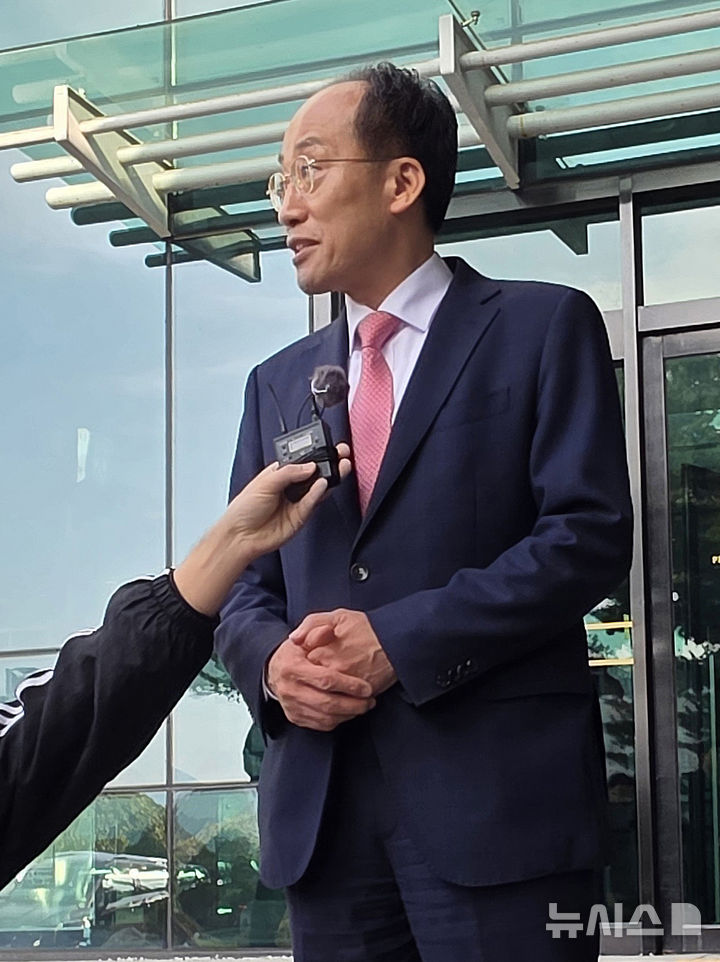 [서울=뉴시스] 고재은 기자 = 추경호 전 국민의힘 원내대표가 31일 서울 서초구 서울고검에 마련된 조은석 내란특별검사팀 사무실 앞에서 조사를 마친 뒤 발언하고 있다. 2025.10.31. jeko@newsis.com