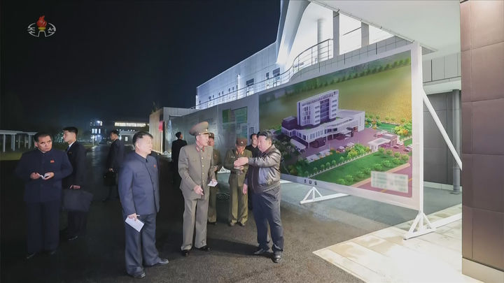 [서울=뉴시스] 북한 조선중앙TV는 지난 30일 김정은 국무위원장이 완공 단계에 이른 평양시 강동군병원 건설현장을 돌아봤다고 31일 보도했다. (사진=조선중앙TV 캡쳐) 2025.10.31. photo@newsis.com *재판매 및 DB 금지