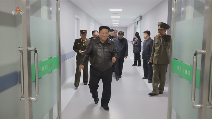 [서울=뉴시스] 북한 조선중앙TV는 지난 30일 김정은 국무위원장이 완공 단계에 이른 평양시 강동군병원 건설현장을 돌아봤다고 31일 보도했다. (사진=조선중앙TV 캡쳐) 2025.10.31. photo@newsis.com *재판매 및 DB 금지