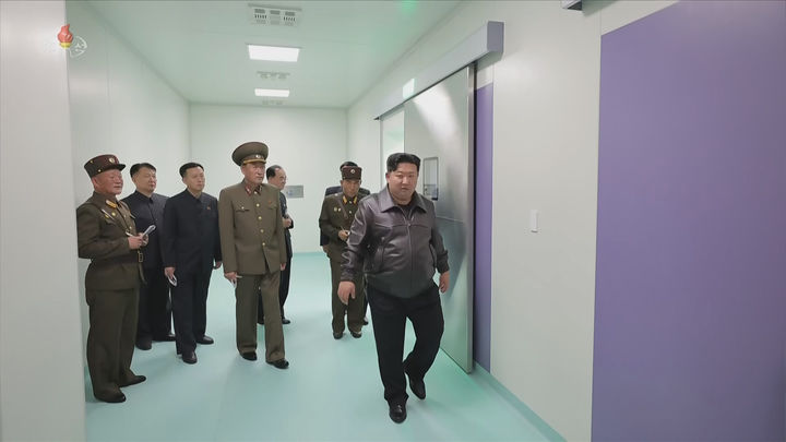 [서울=뉴시스] 북한 조선중앙TV는 지난 30일 김정은 국무위원장이 완공 단계에 이른 평양시 강동군병원 건설현장을 돌아봤다고 31일 보도했다. (사진=조선중앙TV 캡쳐) 2025.10.31. photo@newsis.com *재판매 및 DB 금지