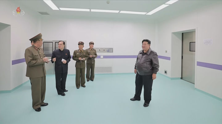 [서울=뉴시스] 북한 조선중앙TV는 지난 30일 김정은 국무위원장이 완공 단계에 이른 평양시 강동군병원 건설현장을 돌아봤다고 31일 보도했다. (사진=조선중앙TV 캡쳐) 2025.10.31. photo@newsis.com *재판매 및 DB 금지