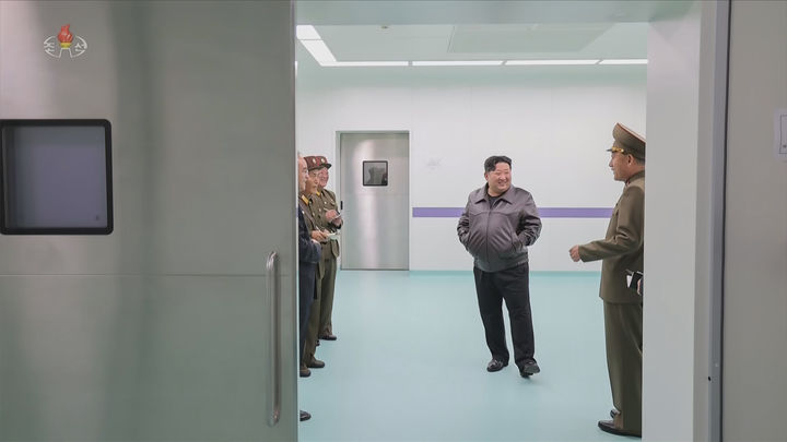 [서울=뉴시스] 북한 조선중앙TV는 지난 30일 김정은 국무위원장이 완공 단계에 이른 평양시 강동군병원 건설현장을 돌아봤다고 31일 보도했다. (사진=조선중앙TV 캡쳐) 2025.10.31. photo@newsis.com *재판매 및 DB 금지