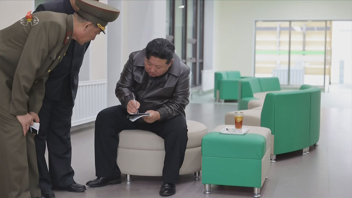 [서울=뉴시스] 북한 조선중앙TV는 지난 30일 김정은 국무위원장이 완공 단계에 이른 평양시 강동군병원 건설현장을 돌아봤다고 31일 보도했다. (사진=조선중앙TV 캡쳐) 2025.10.31. photo@newsis.com *재판매 및 DB 금지