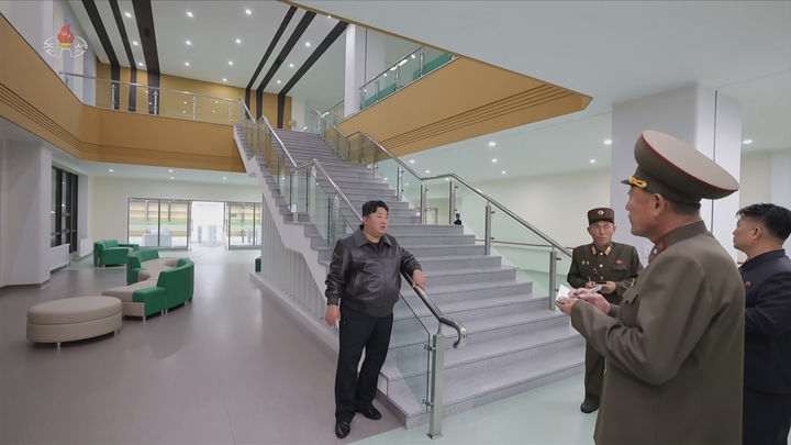 [서울=뉴시스] 북한 조선중앙TV는 지난 30일 김정은 국무위원장이 완공 단계에 이른 평양시 강동군병원 건설현장을 돌아봤다고 31일 보도했다. (사진=조선중앙TV 캡쳐) 2025.10.31. photo@newsis.com *재판매 및 DB 금지