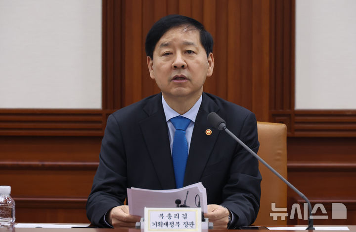 [서울=뉴시스] 김명원 기자 = 구윤철 경제부총리 겸 기획재정부 장관이 31일 오전 서울 종로구 정부서울청사에서 열린 제6차 공급망안정화위원회에 참석해 발언하고 있다. 2025.10.31. kmx1105@newsis.com