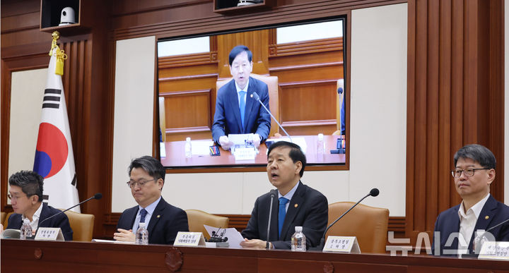 [서울=뉴시스] 김명원 기자 = 구윤철 경제부총리 겸 기획재정부 장관이 31일 오전 서울 종로구 정부서울청사에서 열린 제6차 공급망안정화위원회에 참석해 발언하고 있다. 2025.10.31. kmx1105@newsis.com