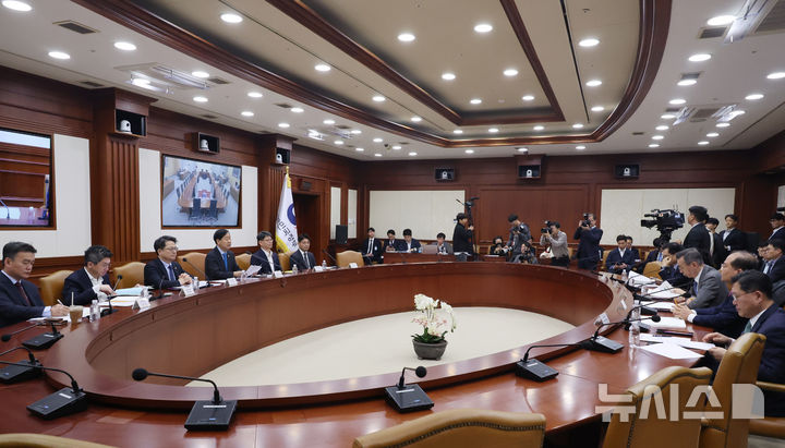 [서울=뉴시스] 김명원 기자 = 구윤철 경제부총리 겸 기획재정부 장관이 31일 오전 서울 종로구 정부서울청사에서 열린 제6차 공급망안정화위원회에 참석해 발언하고 있다. 2025.10.31. kmx1105@newsis.com