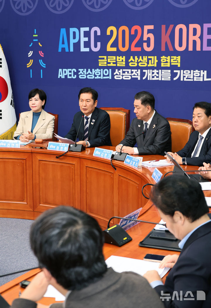 [서울=뉴시스] 김금보 기자 = 정청래 더불어민주당 대표가 31일 오전 서울 여의도 국회에서 열린 최고위원회의에서 발언을 하고 있다. 2025.10.31. kgb@newsis.com