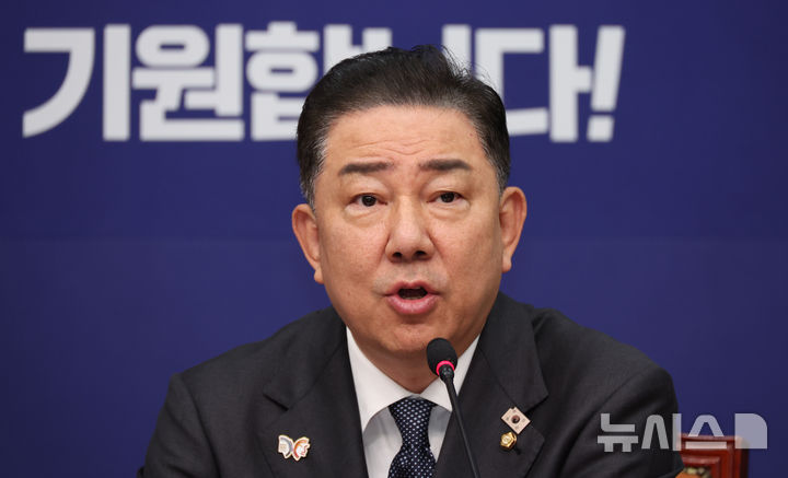 [서울=뉴시스] 김금보 기자 = 김병기 더불어민주당 원내대표가 31일 오전 서울 여의도 국회에서 열린 최고위원회의에서 발언을 하고 있다. 2025.10.31. kgb@newsis.com