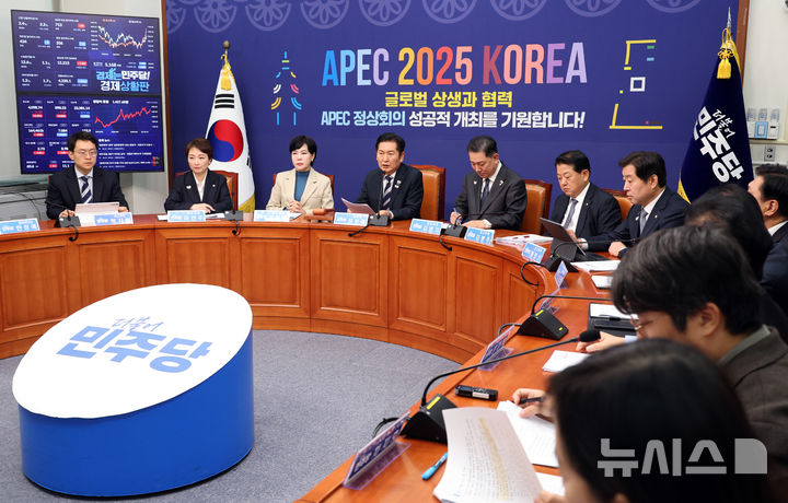 [서울=뉴시스] 김금보 기자 = 정청래 더불어민주당 대표가 31일 오전 서울 여의도 국회에서 열린 최고위원회의에서 발언을 하고 있다. 2025.10.31. kgb@newsis.com