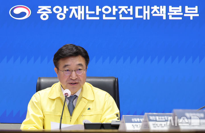 [서울=뉴시스] 김명원 기자 = 윤호중 중앙재난안전대책본부장(행정안전부 장관이 31일 오전 서울 종로구 정부서울청사에서 열린 국정자원 행정정보시스템 화재 관련 중앙재난안정대책본부(중대본) 회의에 참석해 발언하고 있다. 2025.10.31. kmx1105@newsis.com