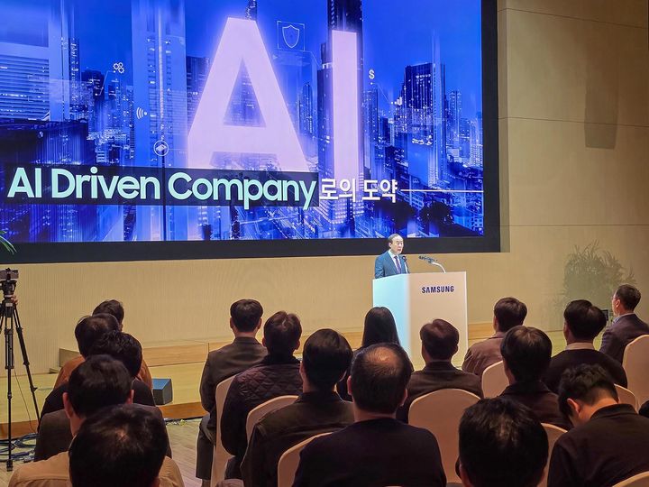 [서울=뉴시스] 전영현 삼성전자 대표이사 부회장이 31일 경기 삼성전자 수원 디지털시티에서 열린 삼성전자 창립 56주년 기념식에서 기념사를 하고 있다. (사진=삼성전자 제공) 2025.10.31. photo@newsis.com *재판매 및 DB 금지