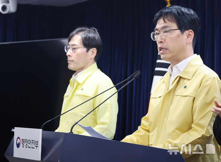 [서울=뉴시스] 김명원 기자 = 김민재 중앙재난안전대책본부 1차장(행정안전부 1차관)이 지난달 31일 오전 서울 종로구 정부서울청사에서 국정자원 행정정보시스템 화재 관련 중대본 브리핑을 하고 있다. 2025.10.31. kmx1105@newsis.com