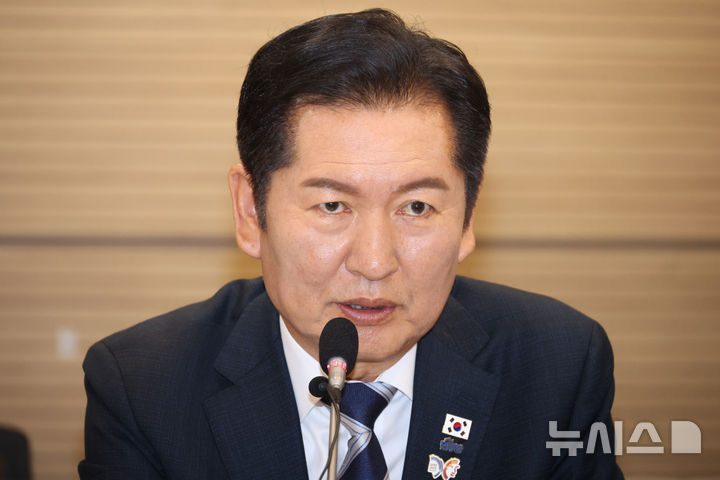 [서울=뉴시스] 김명년 기자 = 정청래 더불어민주당 대표가 31일 오전 서울 마포구 상장회사회관에서 열린 '더불어민주당-한국중견기업연합회 정책간담회에서 모두발언하고 있다. 2025.10.31. kmn@newsis.com