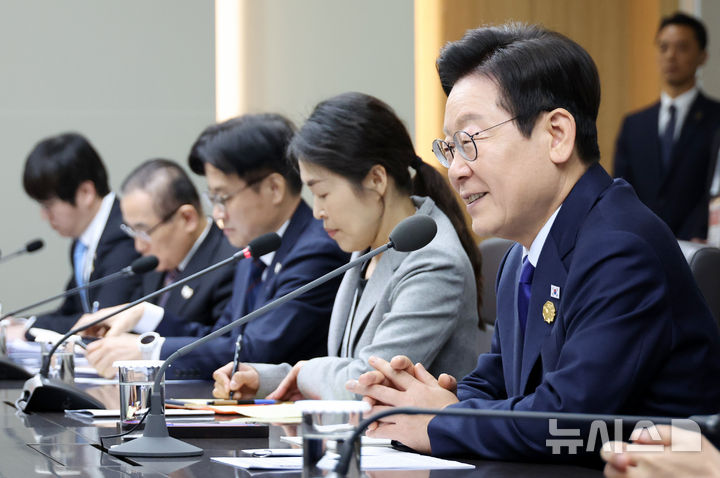 [경주=뉴시스] 고범준 기자 = 이재명 대통령이 31일 APEC 정상회의 장소인 경북 경주화백컨벤션센터(HICO)에서 칼리드 빈 모하메드 알 나흐얀 UAE 아부다비 왕세자가와 면담을 하고 있다. (대통령실통신사진기자단) 2025.10.31. bjko@newsis.com