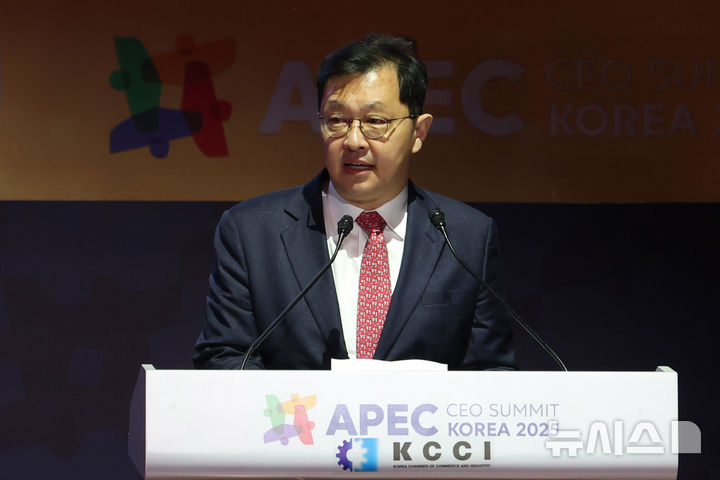 [경주=뉴시스] 추상철 기자 = 최재원 SK그룹 부회장이 31일 경북 경주예술의전당에서 열린 아시아태평양경제협력체(APEC) CEO 서밋에서 '아시아 태평양 LNG 협력' 세션 환영사를 하고 있다. (공동취재) 2025.10.31. photo@newsis.com