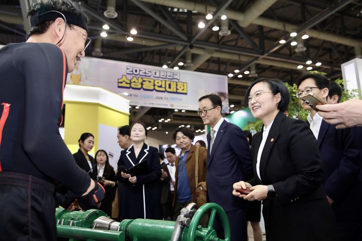 [서울=뉴시스] 한성숙 중소벤처기업부 장관이 지난달 31일 경기 고양 킨텍스에서 열린 '2025 대한민국 소상공인대회'를 방문해 부스를 둘러보고 있다. (사진=중소벤처기업부 제공) 2025.11.12. photo@newsis.com *재판매 및 DB 금지